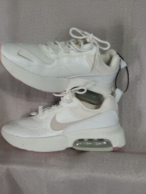 Nike Verona AIR Women’s White and Pink Air-Cushioned Sneakers